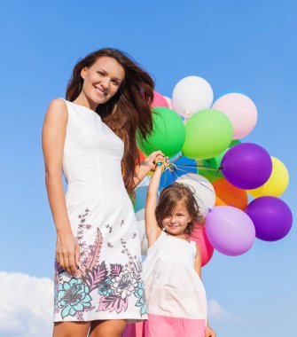 Anne ve kız hava balonu ile