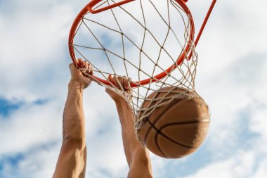 Slam Dunk yakın çekim sonra basketbol çember üzerinde asılı