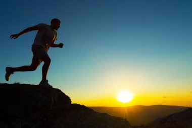 adam kayalara Zıplama