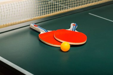 Ping pong roketler ve topu, yakından görmek 