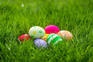 Renkli Paskalya yumurtaları görünümünü yakın çekim 