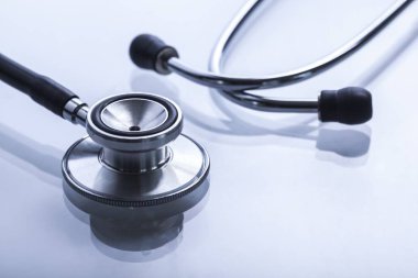 Tıbbi doktor stetoskop ışık arka plan üzerinde