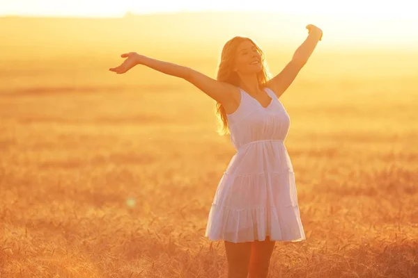 Mulher sob a luz do pôr do sol — Fotografia de Stock