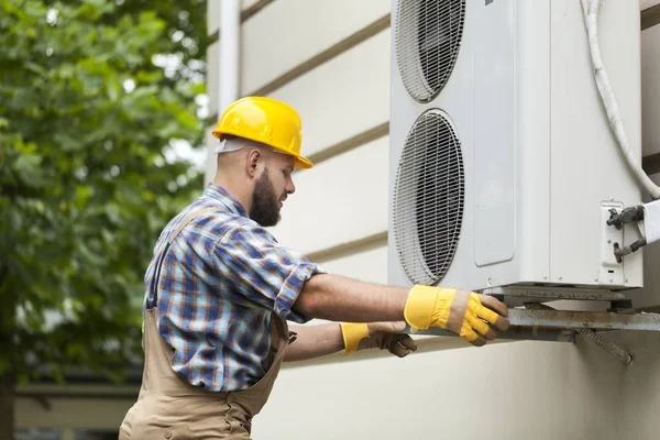 Man Harde Hoed Airconditioner Installeren Het Opbouwen Van Gevel — Stockfoto