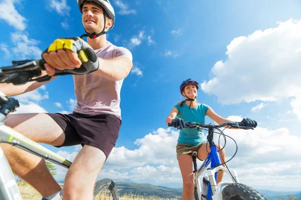 Glückliches unbeschwertes Paar beim Radeln in den Bergen — Stockfoto