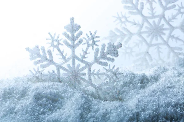 Künstliche Schneeflocken im Schnee aus nächster Nähe — Stockfoto