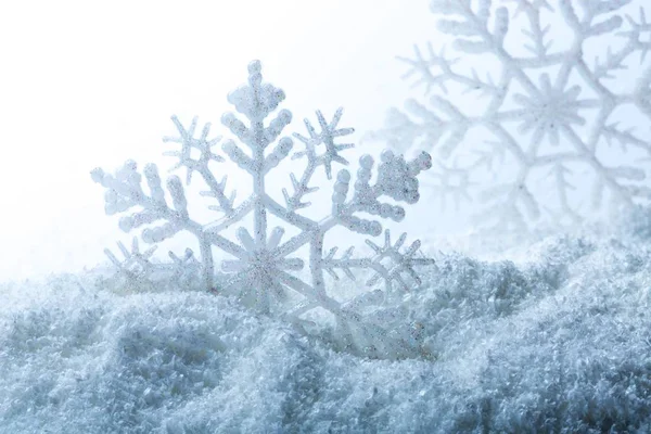 雪特写中的人工雪花 — 图库照片