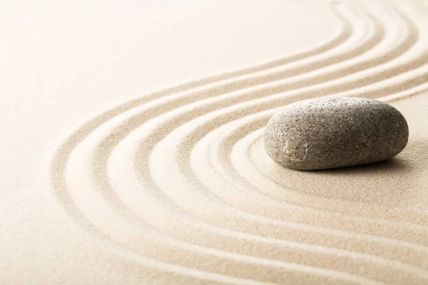 Vista Ravvicinata Della Pietra Zen Nella Sabbia — Foto Stock