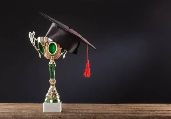 Boné de formatura com troféu dourado campeão . — Fotografia de Stock