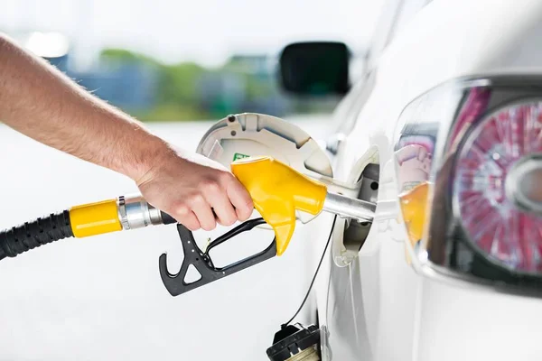 Pumpa gas på bensinpump — Stockfoto