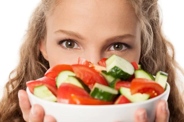 Retrato de una mujer joven sosteniendo ensalada — Foto de Stock