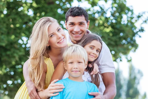 Bella Famiglia Che Abbraccia Nel Parco All Aperto — Foto Stock