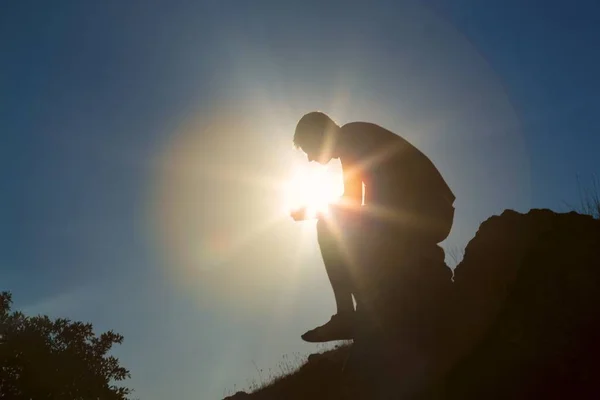 Mann betet gegen die Sonne — Stockfoto