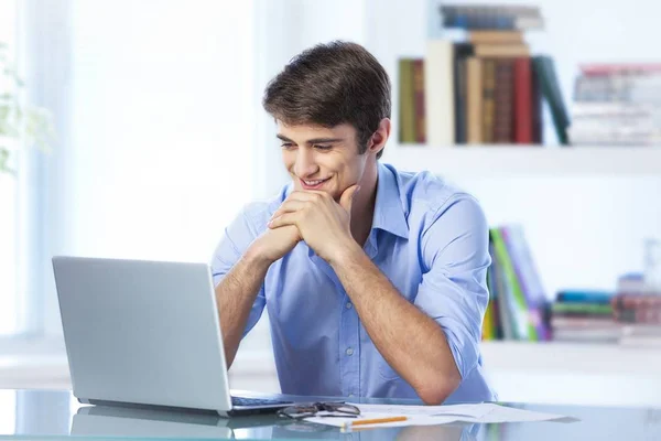 Sorrindo homem trabalhando no laptop — Fotografia de Stock