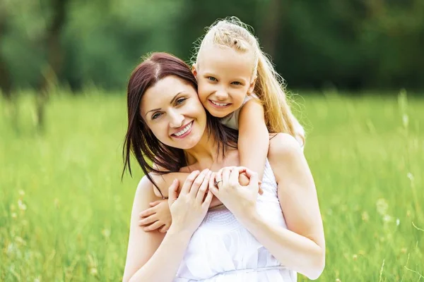 Portrait Of Asian Mother And Daughter In Countryside — Stock Photo, Image