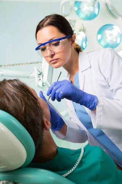 Primer plano de un dentista que trabaja en el paciente — Foto de Stock