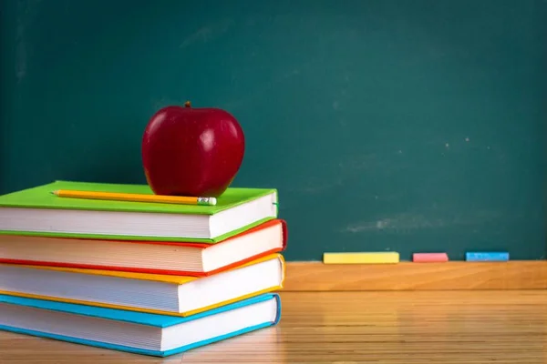 School Still Life with Copyspace på Chalkboard – stockfoto