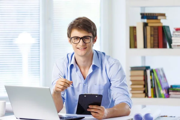 Homem usando óculos trabalhando com laptop — Fotografia de Stock