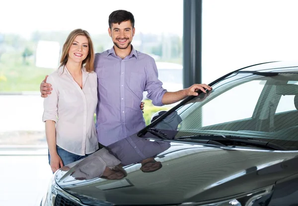 Jonge gelukkige paar met de auto — Stockfoto