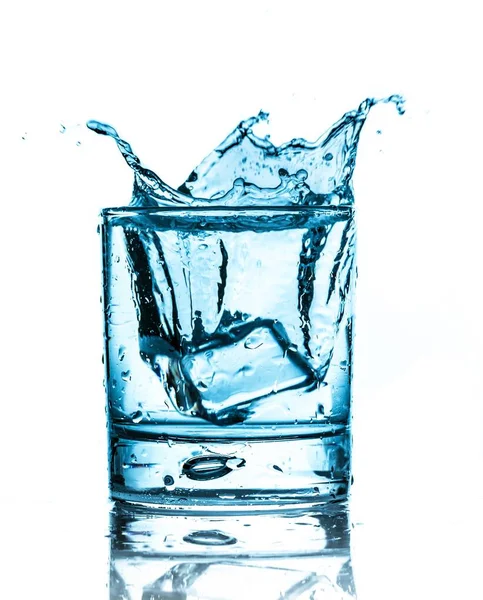 Cubo de hielo cayendo en un vaso de agua — Foto de Stock