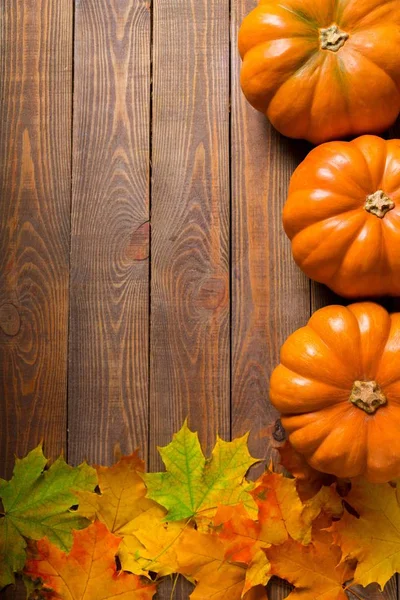 Zbiory Sezon Reklama Koncepcja Jesieni Zbliżenie Dyń Liści Drewnianym Stole — Zdjęcie stockowe