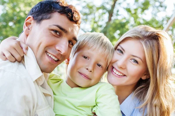 Beautiful Glimlachend Familie Groen Park — Stockfoto