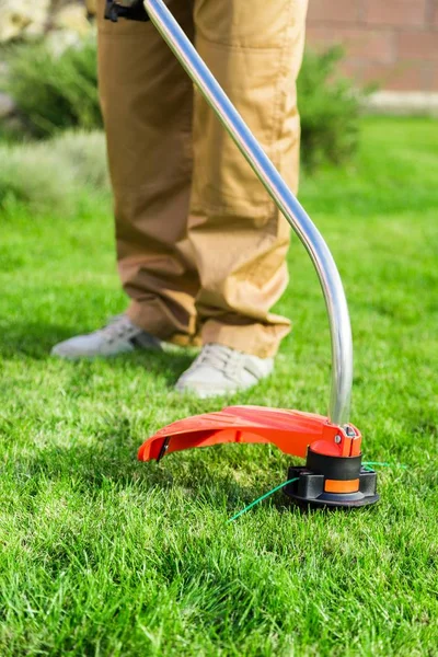 Closeup έναν κηπουρό χρησιμοποιώντας Trimmer ζιζανίων — Φωτογραφία Αρχείου