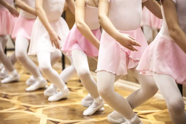 Close-up de jovens dançarinos de balé em uma escola de balé — Fotografia de Stock