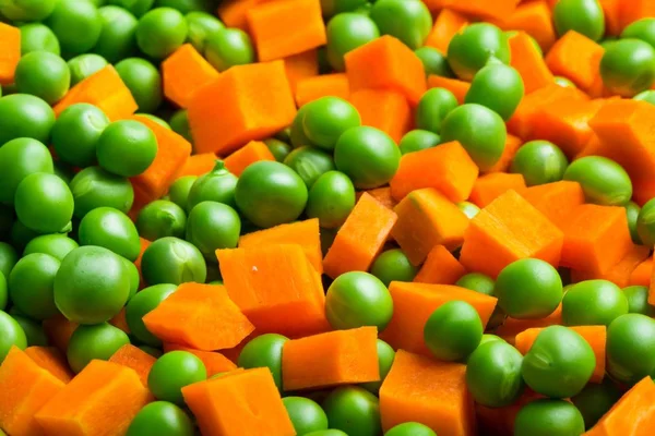 Cenouras de laranja e ervilhas verdes — Fotografia de Stock