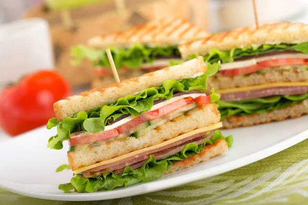 Sandwiches Met Tomaten Kaas Witte Platen — Stockfoto