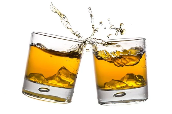 Bicchieri Trasparenti Con Whisky Isolato Bianco — Foto Stock