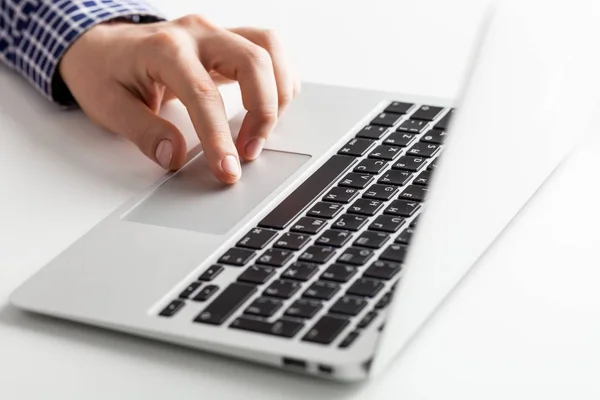 Handtippen Auf Tastatur Auf Modernem Laptop — Stockfoto