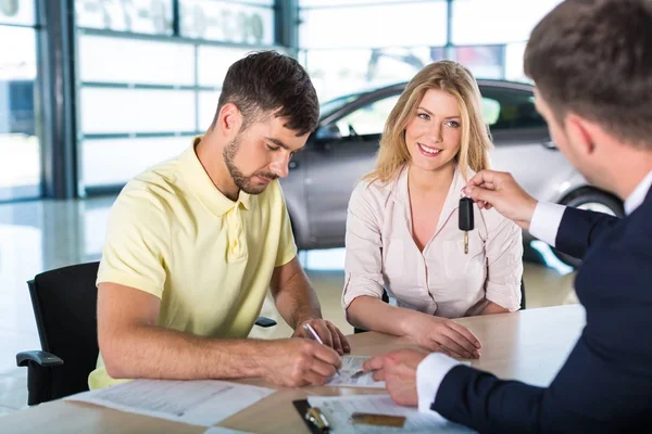 Comprar coche. — Foto de Stock