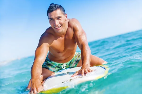 Surfer mit Surfbrett — Stockfoto