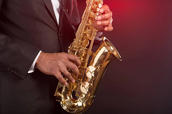 Närbild Man Spelar Saxofon Mörk Bakgrund — Stockfoto