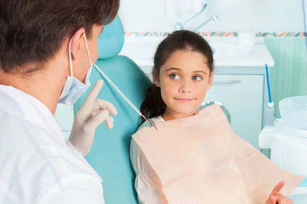 Retrato de uma jovem tendo um exame de dentista — Fotografia de Stock