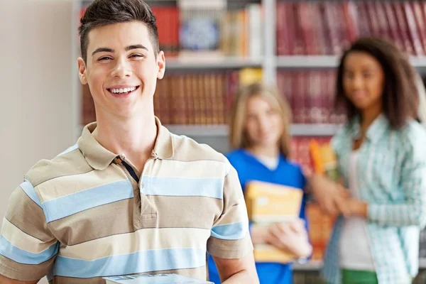Estudantes Felizes Com Livros Segundo Plano — Fotografia de Stock