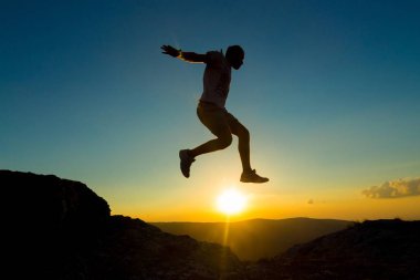 adam kayalara Zıplama