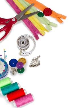 Dikiş Araçları - makas, düğmeler, dikiş iğneleri, dikiş iğnesi, çengelli iğne, iplik ve kumaş