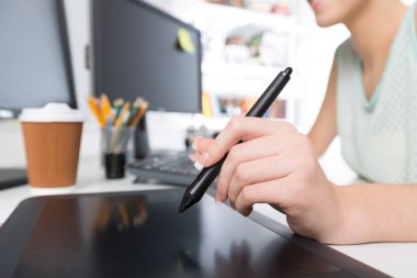 sanatçı grafik tablet üzerinde bir şey çizim 