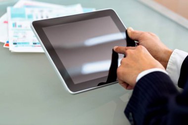 Businessmans eller dijital Tablet kullanma