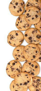 Beyaz arka planda izole edilmiş çikolata parçacıklı kurabiyeler. 