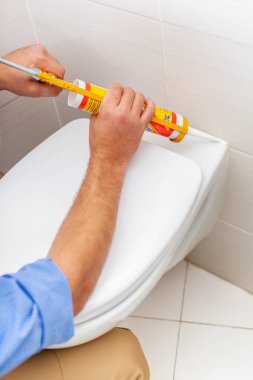 Tuvalet sabitleme bir tesisatçı yakın çekim.