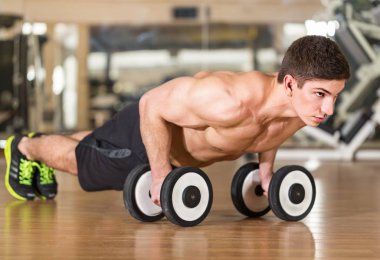 atletik genç adam Barbell ile egzersiz