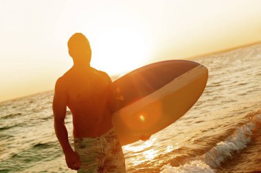 sörfçü bir surfboard holding