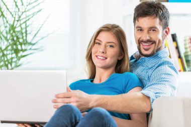 Tabletli genç çift