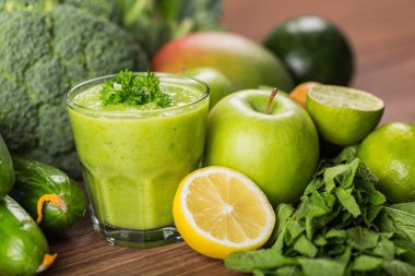 ahşap masa üzerinde sağlıklı yeşil smoothie 