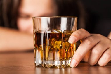 kadında depresyon, alkol içme