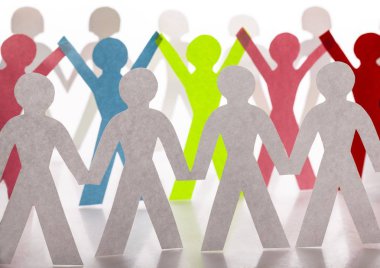 Kağıt insanlar üzerinde açık renkli elele