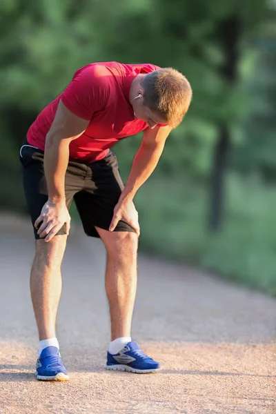 Joven Hombre Deportivo Guapo Corriendo Parque Verde — Foto de Stock